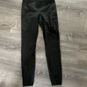Size 8 military green lulu lemon leggings with side pockets.